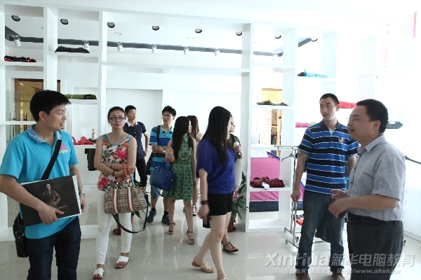 部分企業參觀電商實訓基地產品展示中心