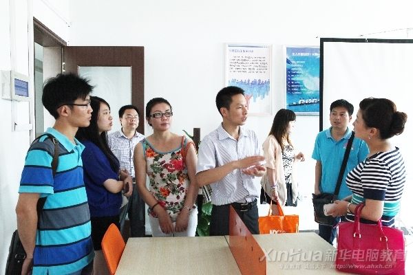 學院淘寶創業班負責人向企業代表介紹新華網商工作室