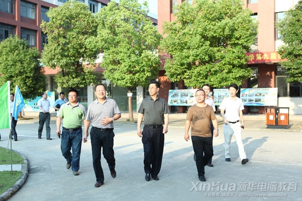 葛處長一行參觀美麗的安徽新華電腦專修學院校園