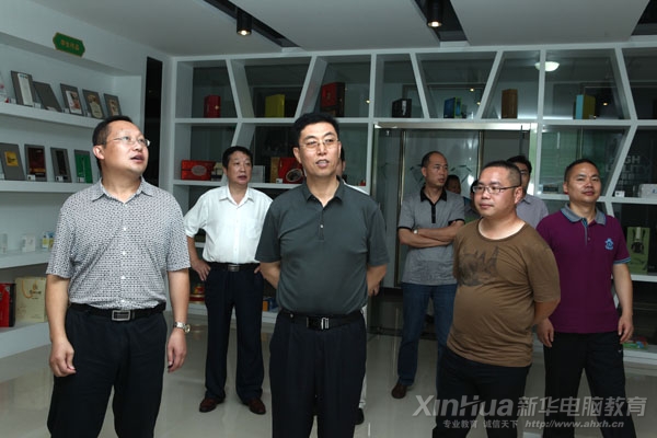 葛處長一行在張總等人的帶領下參觀廣告藝術實訓基地