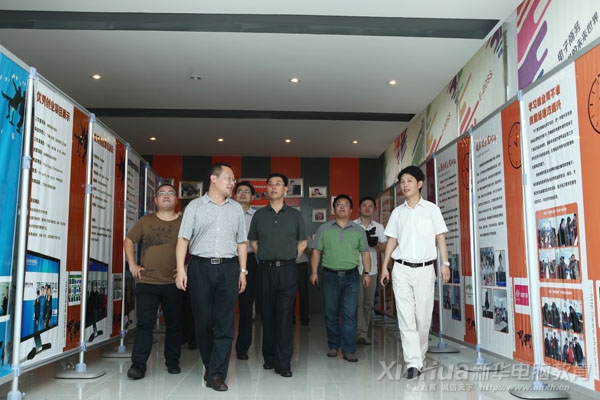 參觀新華大學生電子商務創業實訓基地