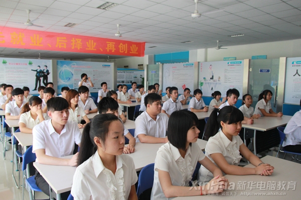 同學們認真聆聽領導講話