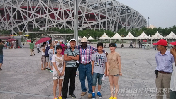 參觀鳥巢時學子與外國朋友合影留念