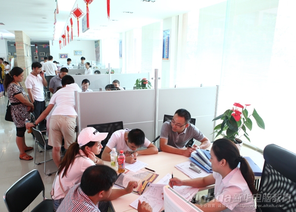 咨詢報名中學前來報名學習高端電腦技術的新生們正在報讀所需專業