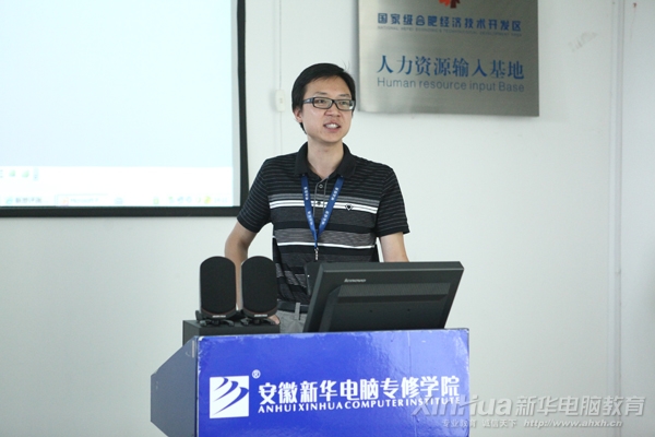 明達公司技術經理張先生在招聘會上做企業介紹