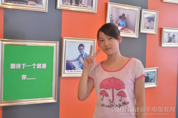 陳友連在新華大學生電子商務創業實訓基地的創業風云榜前留念