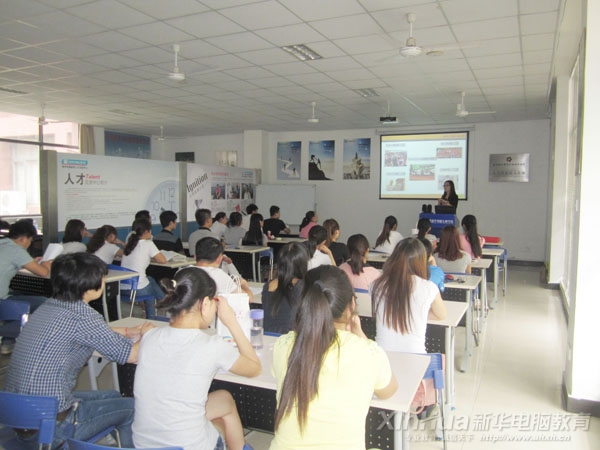 飛翱集團宋經理為在安徽新華做企業宣講