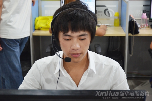 正在一拓集團實習的新華學子黃吉平