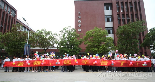 一大早,同學(xué)們都在排隊(duì)等候老師們的到來(lái)