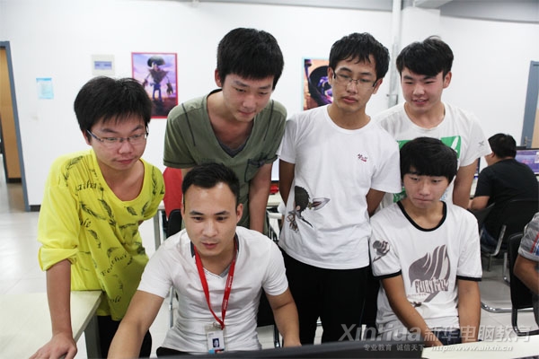 動漫游戲?qū)I(yè)劉振老師在輔導(dǎo)學(xué)生學(xué)習(xí)