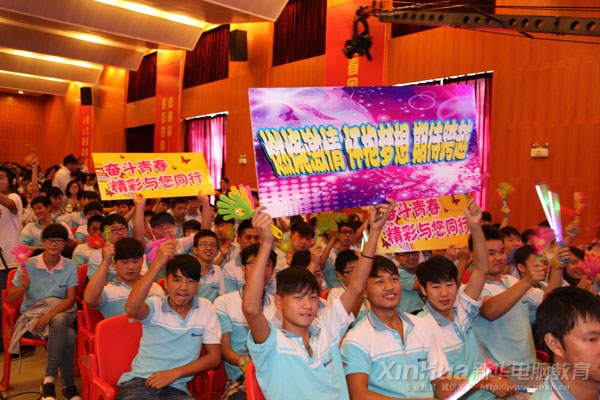 活動現場,同學們情緒高漲,臉上洋溢著喜悅之情