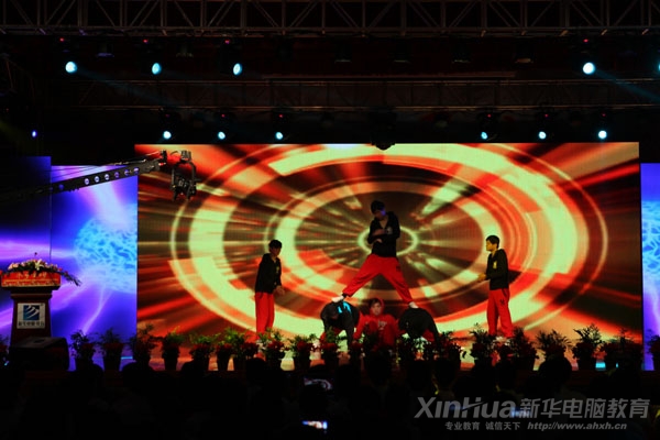 新華學生帶來的《街舞串燒》,贏得滿堂喝彩