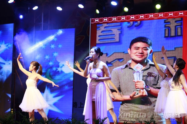 活動現場,新華老師帶來歌曲《長大后我就成了你》