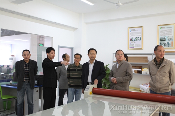 陳處長一行參觀新華廣藝實訓基地內的實訓設備