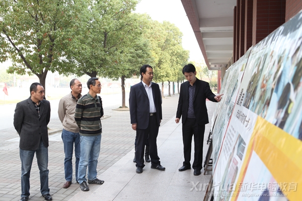 參觀由我院學生獨立設計并完成的“數(shù)字城市”作品