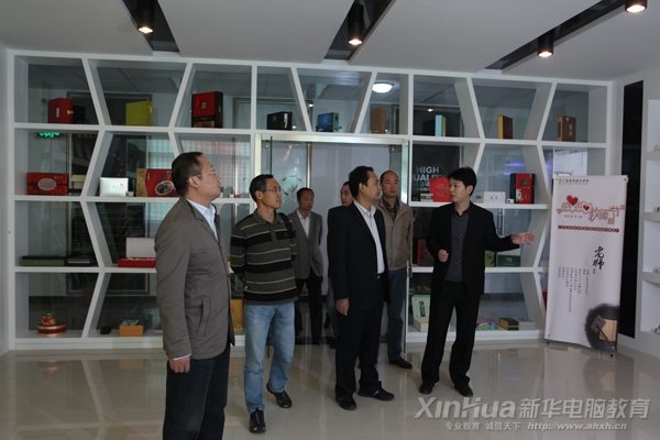 省人社廳職業(yè)能力建設處副處長陳德寶(右2)、合肥市人社局職業(yè)能力建設處處長束志偉(右3)等人參觀新華廣告藝術實訓基地