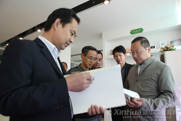 領導們觀看學子設計作品