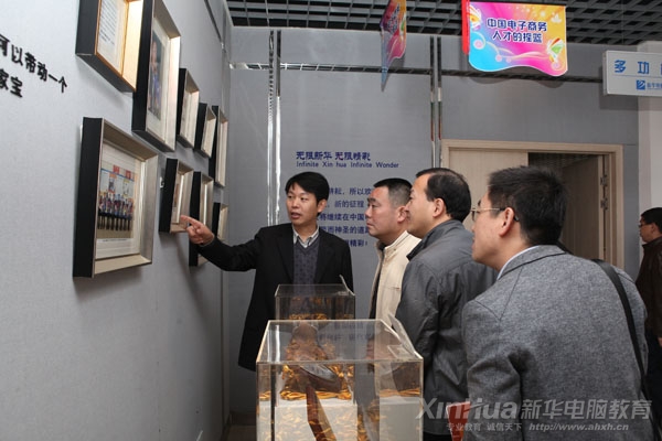 省領導和企業代表在王院長的帶領下參觀新華校史館