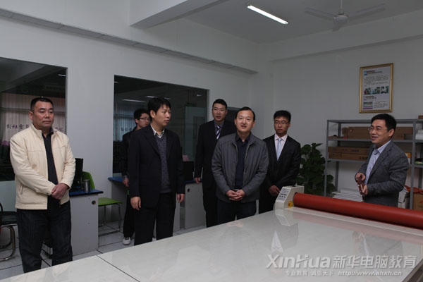 參觀廣告藝術實訓基地印刷設備