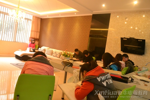 寬敞明亮的實訓(xùn)家具體驗館里,同學(xué)們正在激烈地角逐