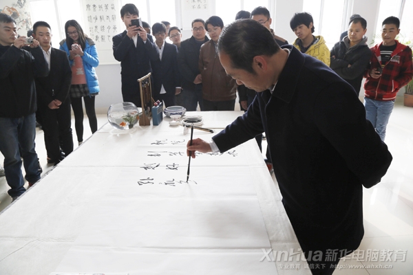 學(xué)院副院長孫禮平為本次作品展題字留念