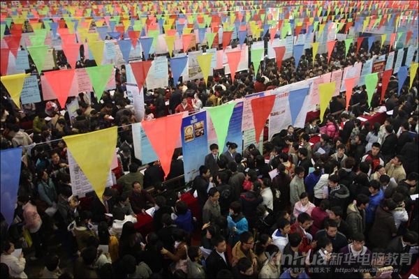 史上最難就業(yè)年高校畢業(yè)生應(yīng)聘場面