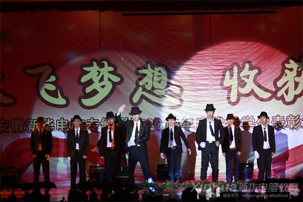 活力動(dòng)感的機(jī)械舞表演