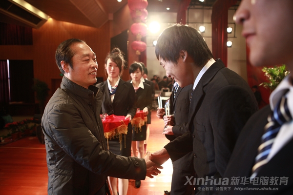 安徽新華電腦專修學(xué)院副院長孫禮平為獲獎(jiǎng)學(xué)子頒獎(jiǎng)