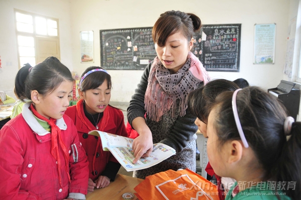 安徽新華電腦專修學院的老師正在帶領孩子們學習英語
