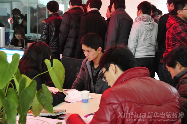 新華咨詢中心內擠滿了全國各地前來報名的學生