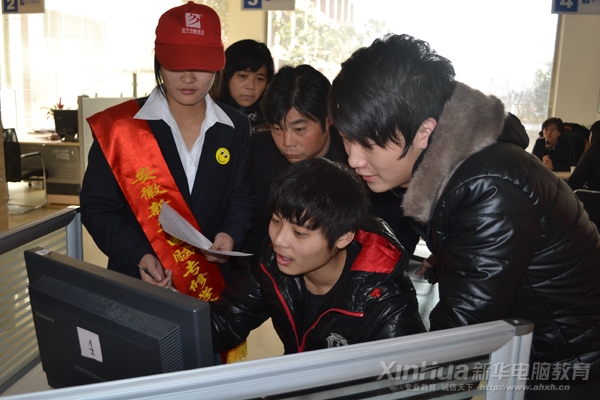 學生正在做專業(yè)測試