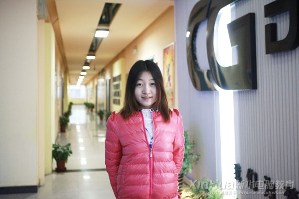 掩不住內心的喜悅,劉青卿在新華動漫游戲實訓基地拍照留念