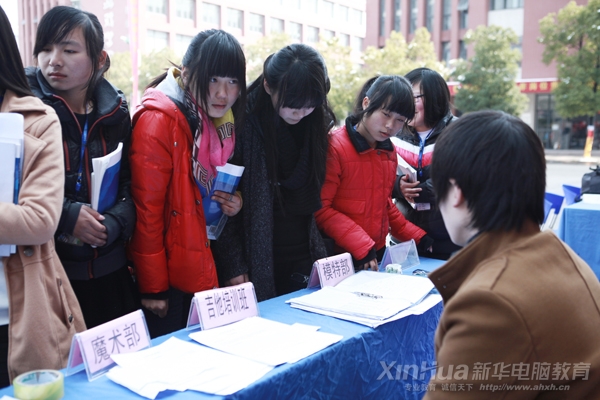 看到大學(xué)生藝術(shù)團(tuán)模特部,女孩們有點(diǎn)躍躍欲試了