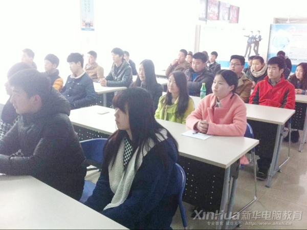 參加應聘的學生正認真聽講