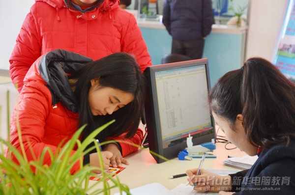 李致興正在填寫入學登記表