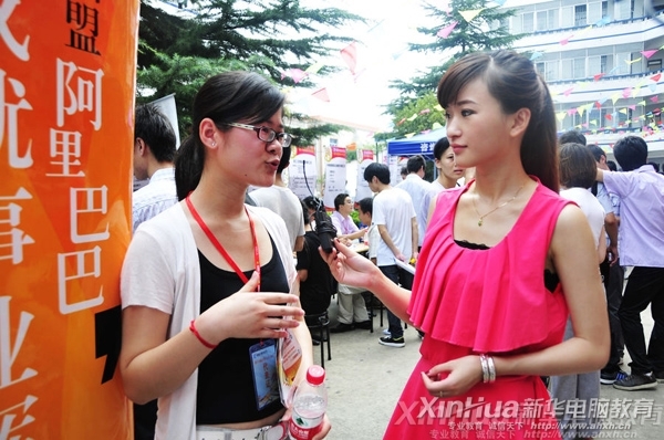 招聘企業(yè)阿里巴巴人事經(jīng)理正在接受合肥電視臺(tái)記者的采訪