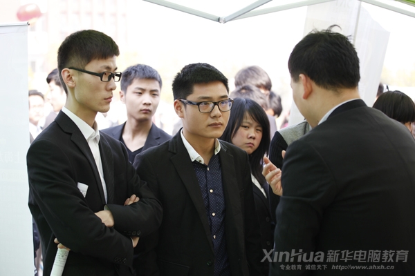 和企業代表溝通,同學們鎮定自若,信心滿滿