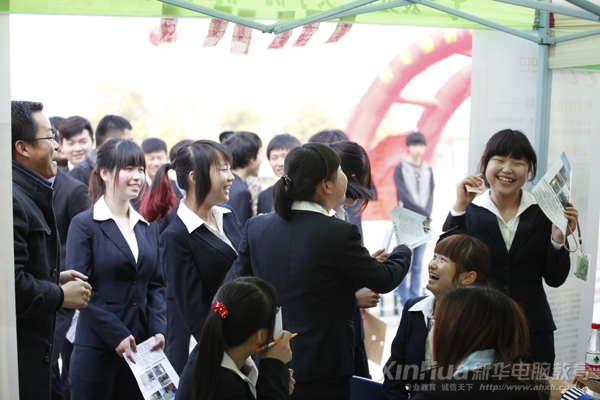 企業給應聘成功的學子發放一百元現金,圖中女孩拿到現金興奮不已