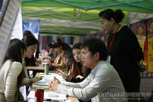 學生再和企業交流、溝通