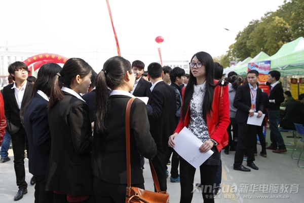 偌大的新華校園擠滿應聘學子和招聘企業代表