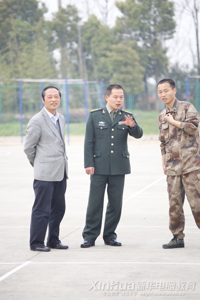 我院孫院長、陸軍軍官學院領導一行正在討論此次聯誼會