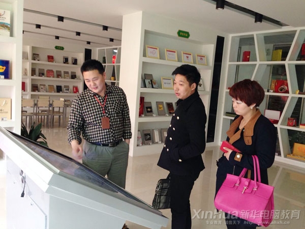我院領導向藝唐潮一行展示介紹學生作品