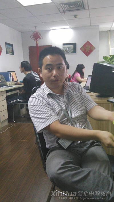 正在辦公室內(nèi)投入工作的許明