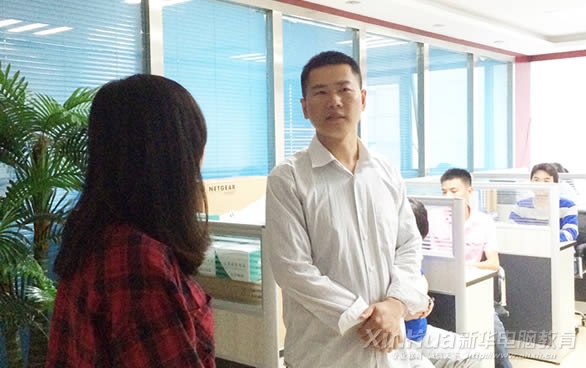 徐老師向興博軟件工作人員了解學員情況