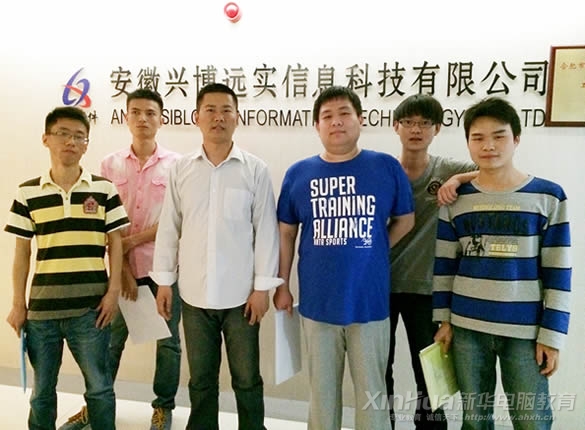 就業學子與徐鵬飛老師合影留念