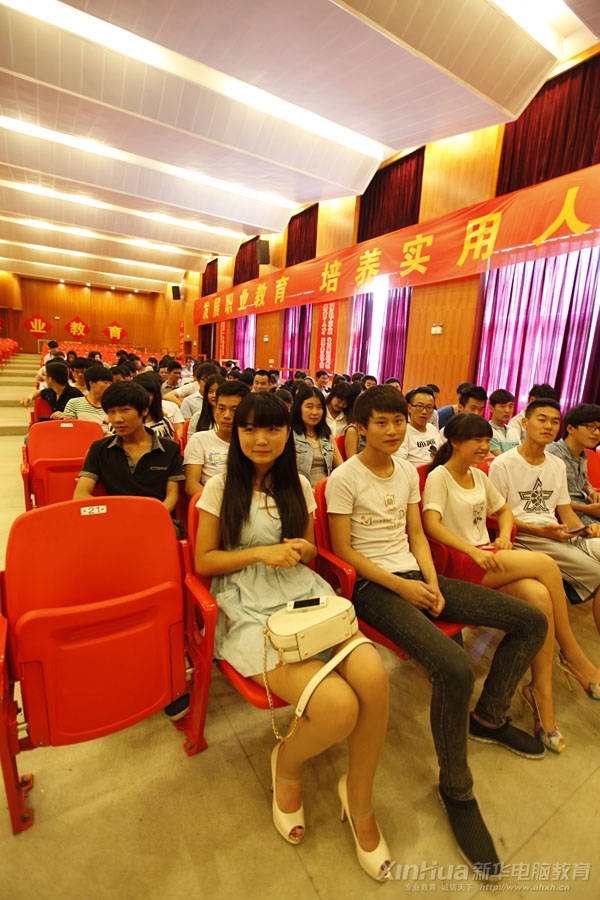 大禮堂內學子們激情高漲 躍躍欲試