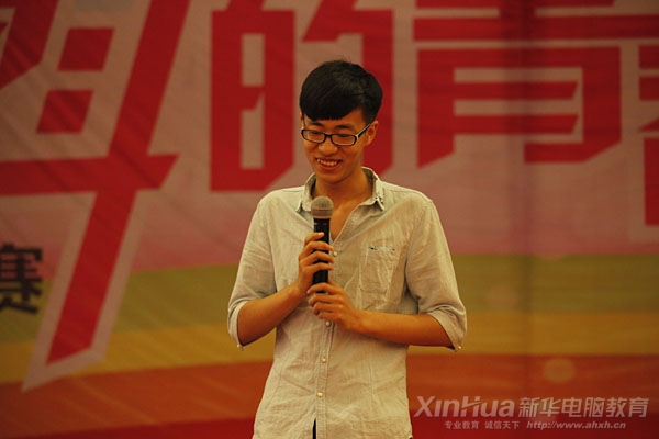 正在投入表演的學子