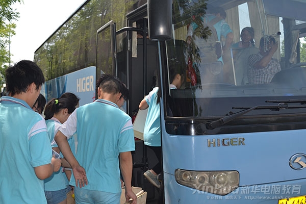 參賽選手有序的登上了校車