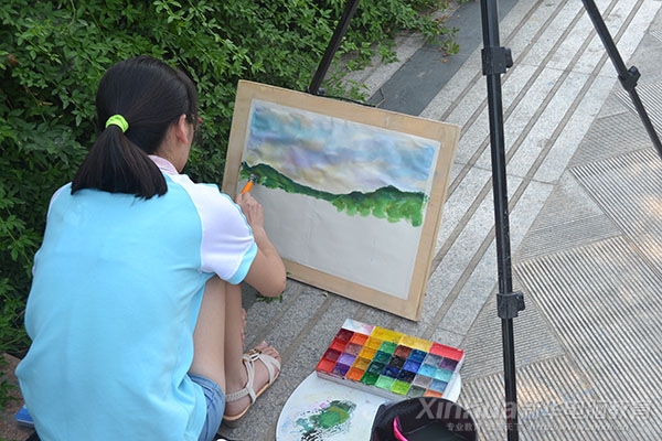 同學們在公園里認真作畫