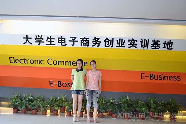 她們在大學生電子商務創業實訓基地